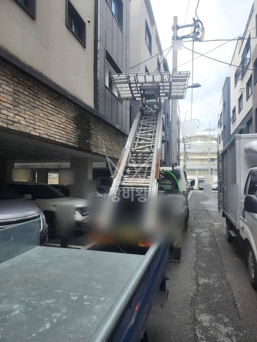 충북 사다리차 자재 양중 작업 현장