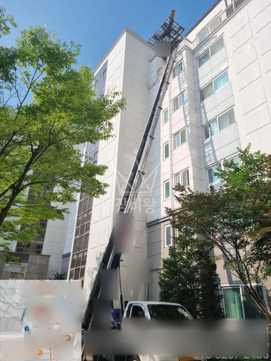 충남 사다리차 자재 양중 작업 현장